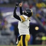 
              El quarterback de los Steelers de Pittsburgh Ben Roethlisberger celebra un pase de touchdown al wide receiver Chase Claypool en la segunda mitad del partido ante los Ravens de Baltimore, el domingo 9 de enero de 2022, en Baltimore. (AP Foto/Evan Vucci)
            