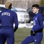 
              U.S. men's national team soccer forward Christian Pulisic, right, and forward Gyasi Zardes talk during practice in Columbus, Ohio, Wednesday, Jan. 26, 2022, ahead of Thursday's World Cup qualifying match against El Salvador. (AP Photo/Paul Vernon)
            