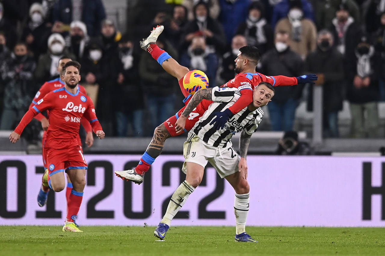 Juventus' Federico Bernardeschi, right, and Napoli's Lorenzo Insigne battle for the ball during the...