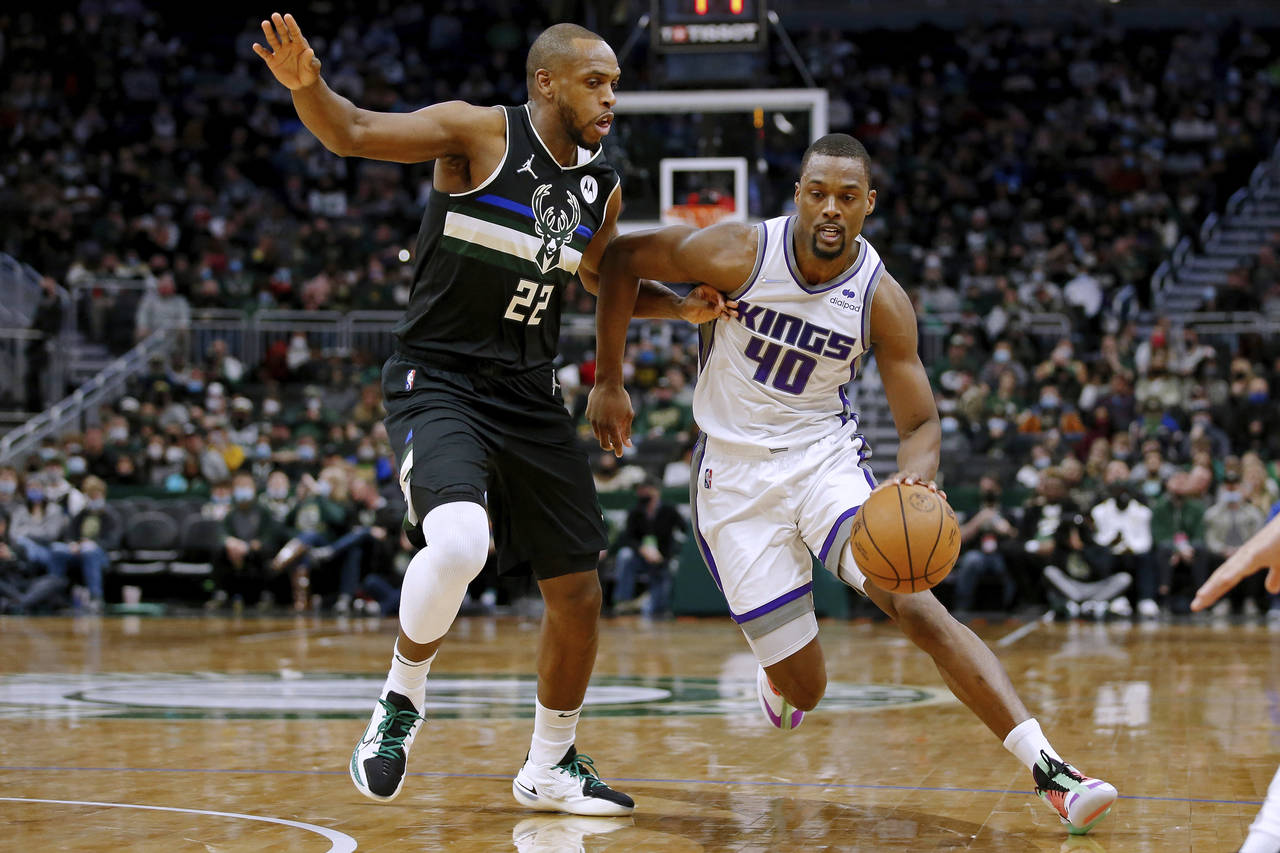 Sacramento Kings guard Harrison Barnes (40) dribbles the ball as Milwaukee Bucks forward Khris Midd...