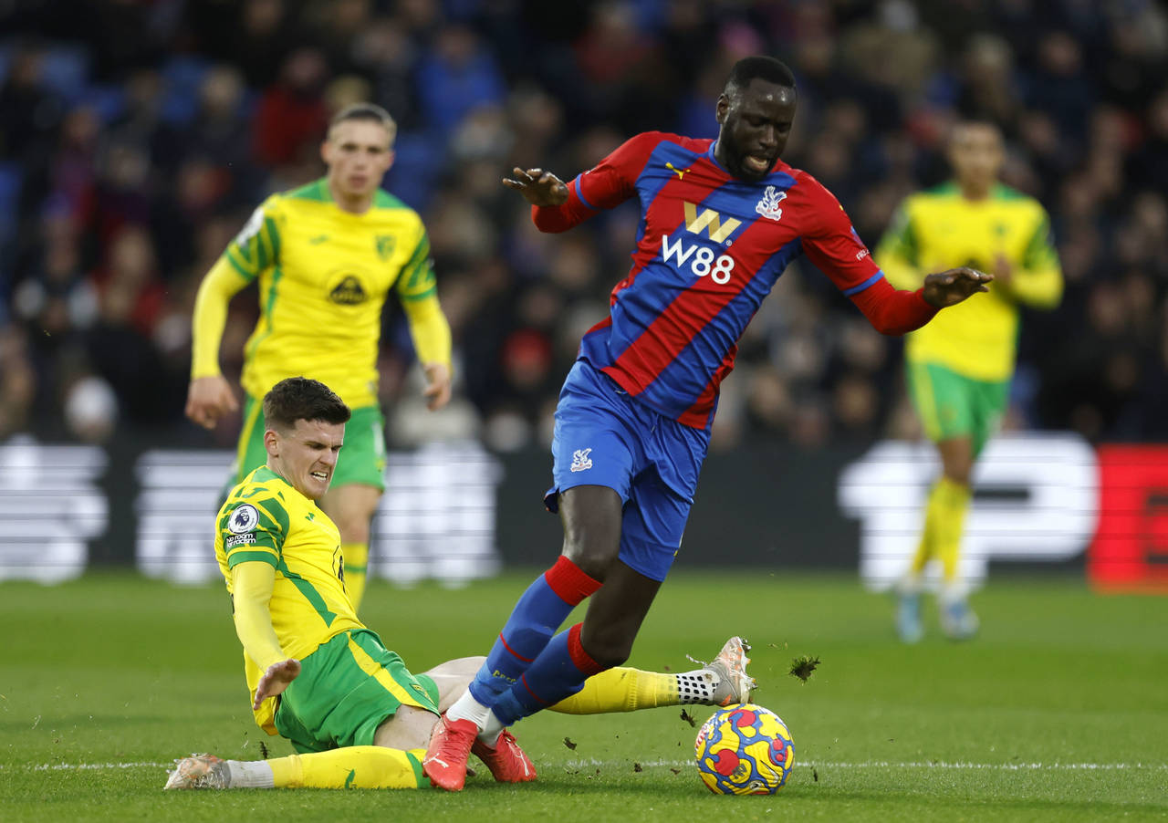 Crystal Palace's Cheikhou Kouyate, right, and Norwich City's Sam Byram battle for the ball during t...