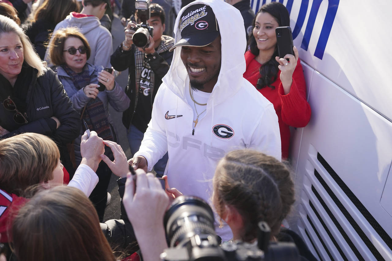 Georgia linebacker Nakobe Dean is greeted by a large crowd of fans as he and his teammates return t...