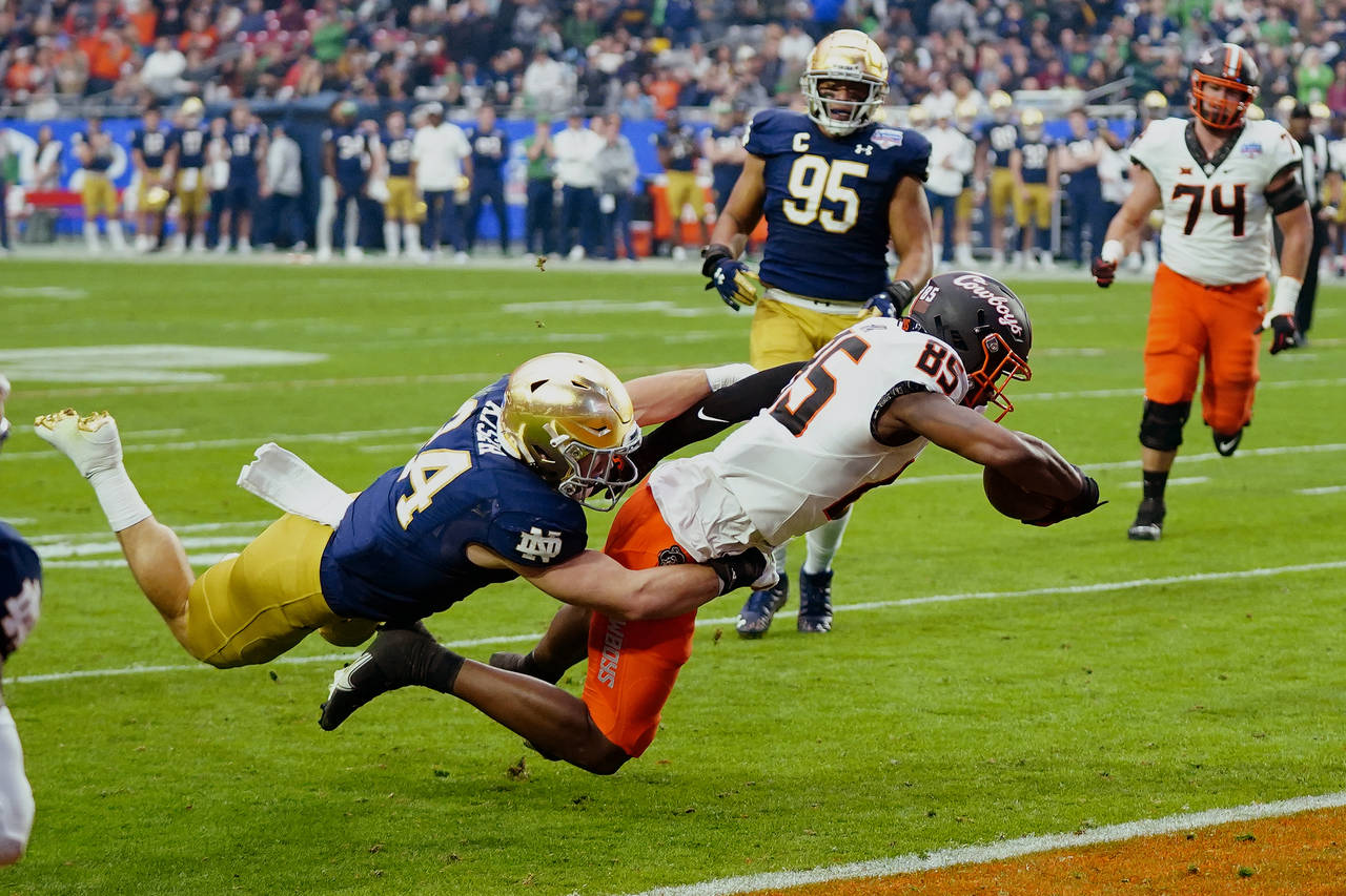 Oklahoma State wide receiver Jaden Bray (85) dives in for a touchdown as Notre Dame linebacker Jack...