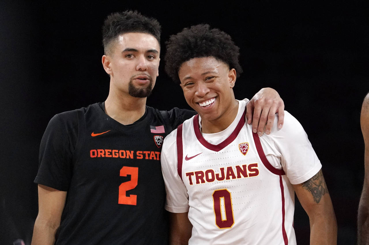 Oregon State guard Jarod Lucas, left, and Southern California guard Boogie Ellis chat for a moment ...