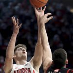
              Arizona forward Azuolas Tubelis (10) clears Utah forward Dusan Mahorcic (21) with a jumper in the first half of an NCAA college basketball game in Tucson, Ariz., Saturday, Jan. 15, 2022. (Kelly Presnell/Arizona Daily Star via AP)
            