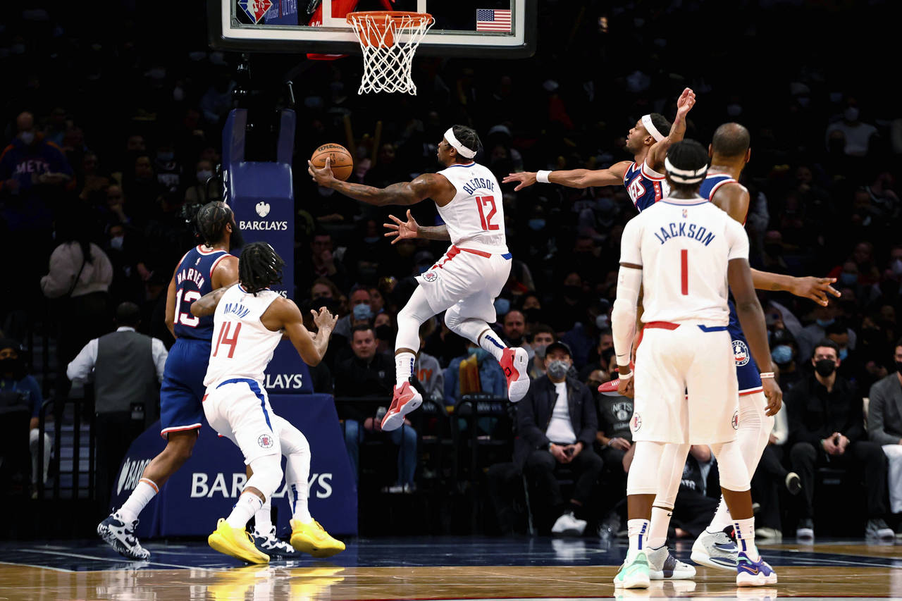 Los Angeles Clippers guard Eric Bledsoe (12) shoots against the Brooklyn Nets during the first half...