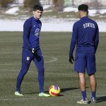 
              U.S. men's national team soccer forward Christian Pulisic, left, talks with midfielder Tyler Adams during practice in Columbus, Ohio, Wednesday, Jan. 26, 2022, ahead of Thursday's World Cup qualifying match against El Salvador. (AP Photo/Paul Vernon)
            