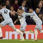
              West Ham's Manuel Lanzini, center, celebrates scoring his side's second goal during the English Premier League soccer match between Crystal Palace and West Ham United at Selhurst Park stadium in London, England, Saturday, Jan. 1, 2022. (AP Photo/Ian Walton)
            