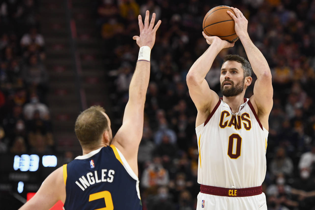 Cleveland Cavaliers forward Kevin Love (0) shoots over Utah Jazz guard Joe Ingles, left, during the...