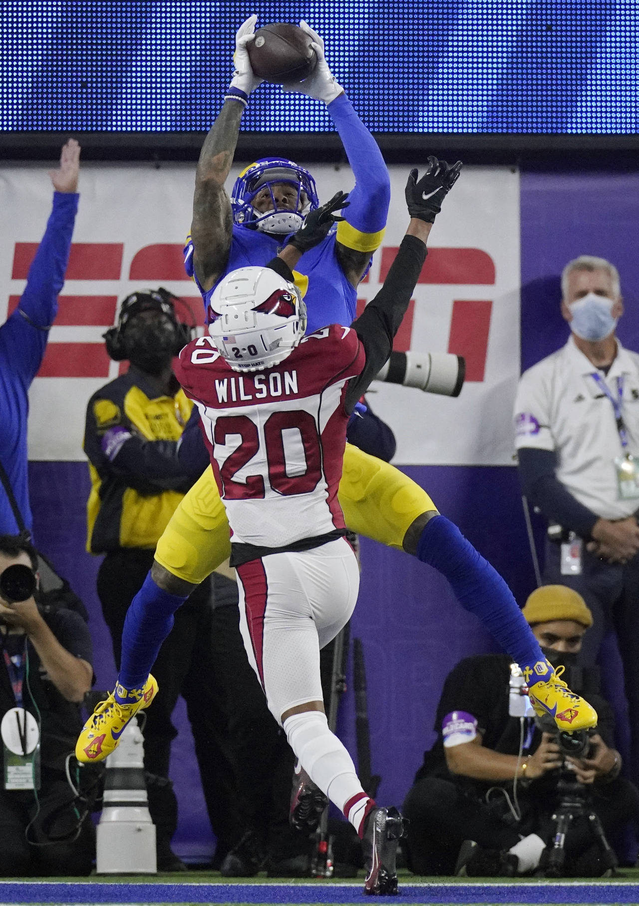 Stafford Propels Rams Past Cardinals 34-11 in Playoff Rout - Bloomberg