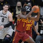 
              Southern California forward Chevez Goodwin, front, pulls in a loose ball as Colorado guard Luke O'Brien watches during the first half of an NCAA college basketball game Thursday, Jan. 20, 2022, in Boulder, Colo. (AP Photo/David Zalubowski)
            