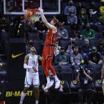 
              Utah center Branden Carlson (35) dunks against Oregon during the first half of an NCAA college basketball game in Eugene, Ore., Saturday, Jan. 1, 2022. (AP Photo/Thomas Boyd)
            