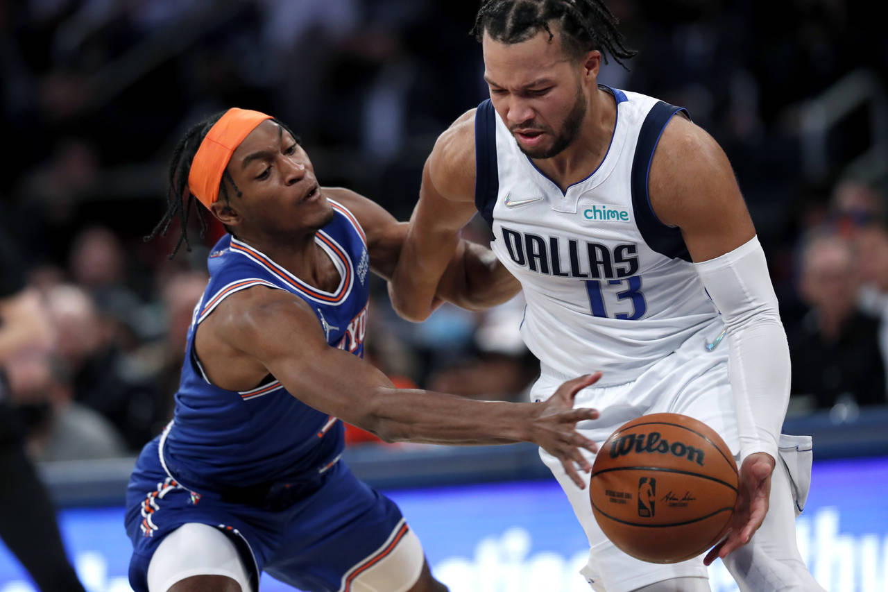 New York Knicks guard Immanuel Quickley (5) defends against Dallas Mavericks guard Jalen Brunson (1...