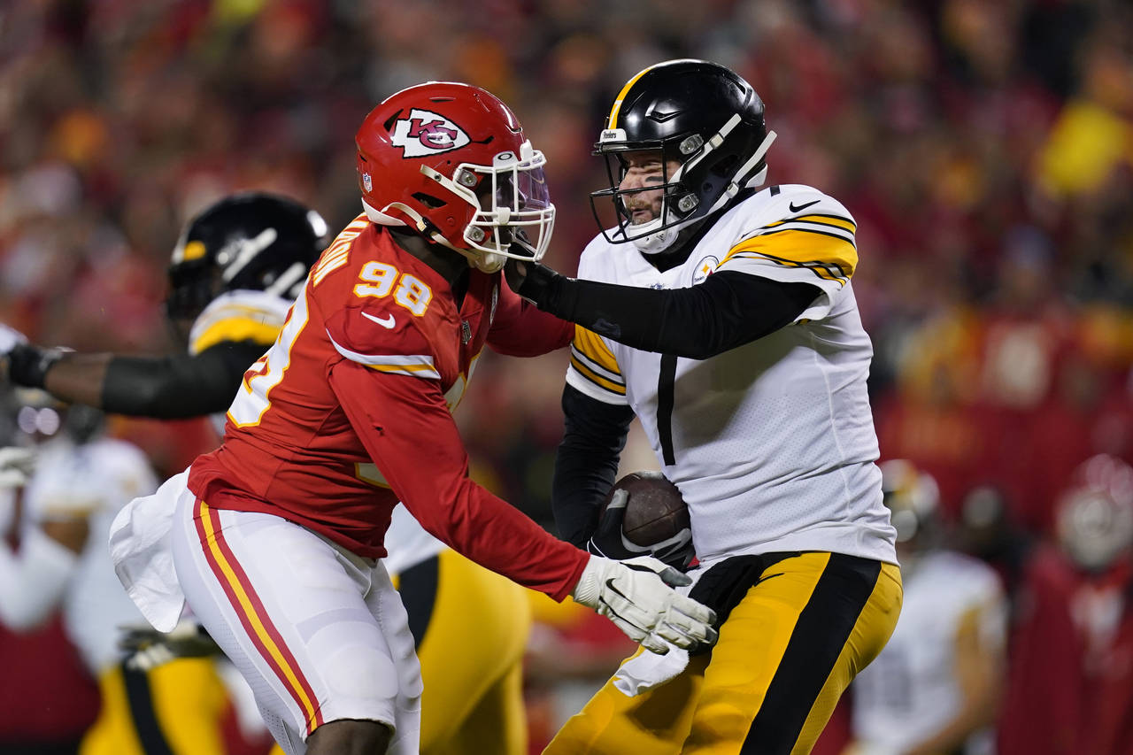 Pittsburgh Steelers quarterback Ben Roethlisberger (7) is sacked by Kansas City Chiefs defensive en...
