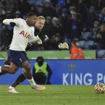 
              Tottenham's Steven Bergwijn scores his side's third goal past Leicester's goalkeeper Kasper Schmeichel, right, during the English Premier League soccer match between Leicester City and Tottenham Hotspur at King Power stadium in Leicester, England, Wednesday, Jan. 19, 2022. (AP Photo/Rui Vieira)
            