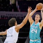 
              Charlotte Hornets center Mason Plumlee (24) looks to pass the ball past Oklahoma City Thunder forward Jeremiah Robinson-Earl (50) during the first half of an NBA basketball game Friday, Jan. 21, 2022, in Charlotte, N.C. (AP Photo/Rusty Jones)
            