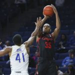 
              Houston's Fabian White, Jr. shoots over Tulsa's Jeriah Horne during the first half of an NCAA college basketball game in Tulsa, Okla. on Saturday, Jan. 15, 2022. (AP Photo/Dave Crenshaw)
            