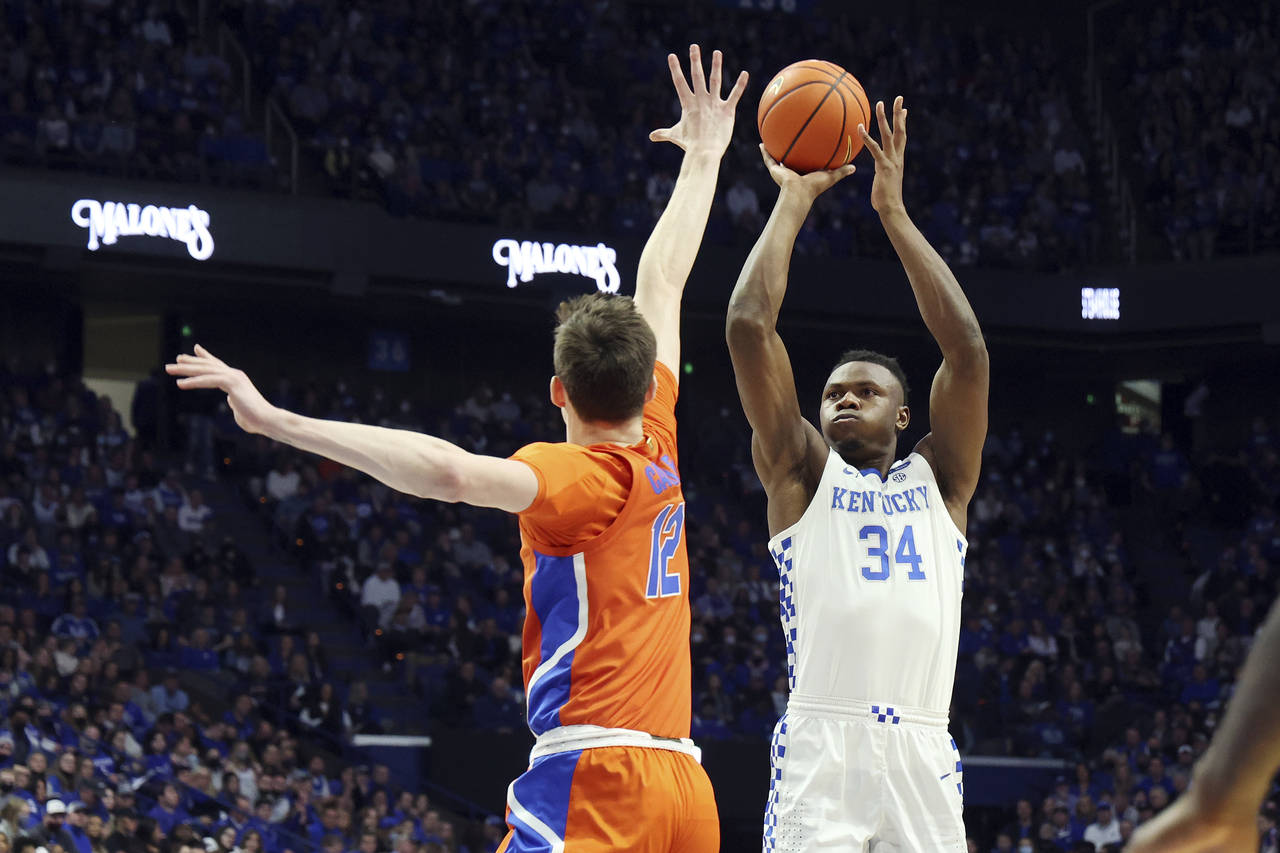Kentucky's Oscar Tshiebwe (34) shoots while defended by Florida's Colin Castleton (12) during the f...