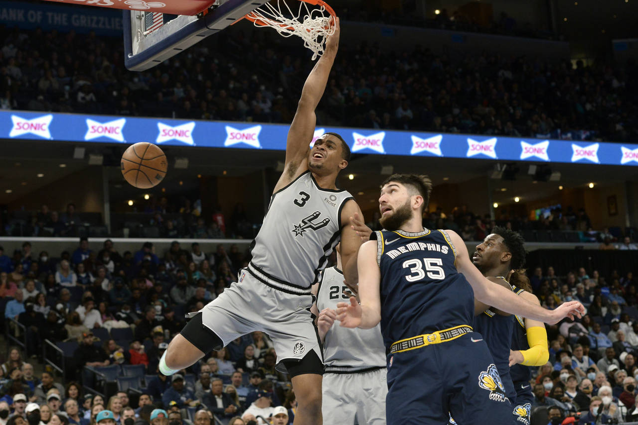 Ja Morant hits buzzer beater and dunks over 7ft Poeltl on way to 52-point  game, Memphis Grizzlies