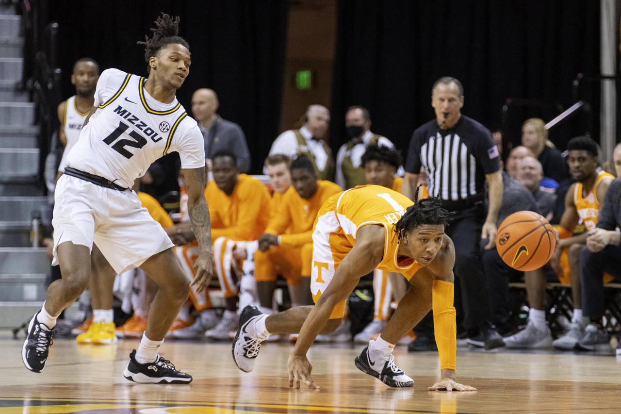 Tennessee's Kennedy Chandler, right, and Missouri's DaJuan Gordon, left, chase the ball during the ...
