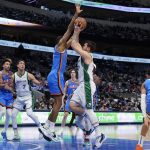 
              Oklahoma City Thunder forward Mamadi Diakite, center left, defends against a drive to the basket by Dallas Mavericks' Luka Doncic, center right, in the first half of a NBA basketball game in Dallas, Wednesday, Feb. 2, 2022. (AP Photo/Tony Gutierrez)
            