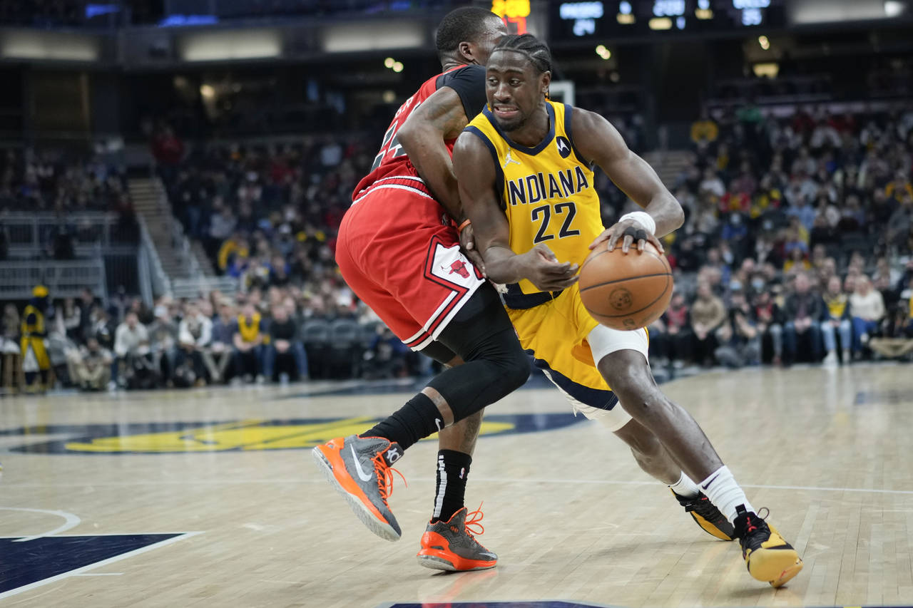 Indiana Pacers guard Caris LeVert, right, drives around Chicago Bulls forward Javonte Green during ...