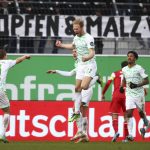 
              Fuerth's Sebastian Griesbeck , center, celebrates with his colleagues after scoring to make it 1:1 during the Bundesliga soccer match between Greuther Fuerth and 1. FC Cologne in Fuerth, Germany, Saturday, Feb. 26, 2022. (Daniel Karmann/dpa via AP)
            