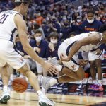
              Virginia forward Kadin Shedrick (21) watches as teammate Jayden Gardner (1) saves a loose ball from going out-of-bounds during an NCAA college basketball game against Georgia Tech in Charlottesville, Va., Saturday, Feb. 12, 2022. (AP Photo/Andrew Shurtleff)
            