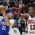 
              Philadelphia 76ers guard Seth Curry, left, looks to pass as Chicago Bulls guard Ayo Dosunmu guards during the first half of an NBA basketball game in Chicago, Sunday, Feb. 6, 2022. (AP Photo/Nam Y. Huh)
            