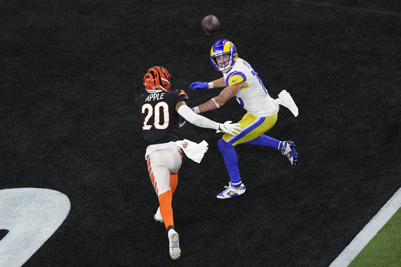Los Angeles Rams wide receiver Cooper Kupp (10) eyes a pass in the end zone as Cincinnati Bengals c...
