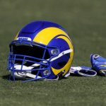 
              La foto del viernes 11 de febrero de 2022, muestra un casco de los Rams de Los Ángeles, en el campo durante una práctica (AP Foto/Mark J. Terrill)
            