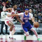 
              Philadelphia 76ers guard Seth Curry, right, drives as Chicago Bulls forward Troy Brown Jr., guards during the first half of an NBA basketball game in Chicago, Sunday, Feb. 6, 2022. (AP Photo/Nam Y. Huh)
            