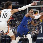 
              Denver Nuggets guiard Monte Morris, right, looks to pass the ball as New Orleans Pelicans center Jaxson Hayes defends during the first half of an NBA basketball game Friday, Feb. 4, 2022. (AP Photo/David Zalubowski)
            