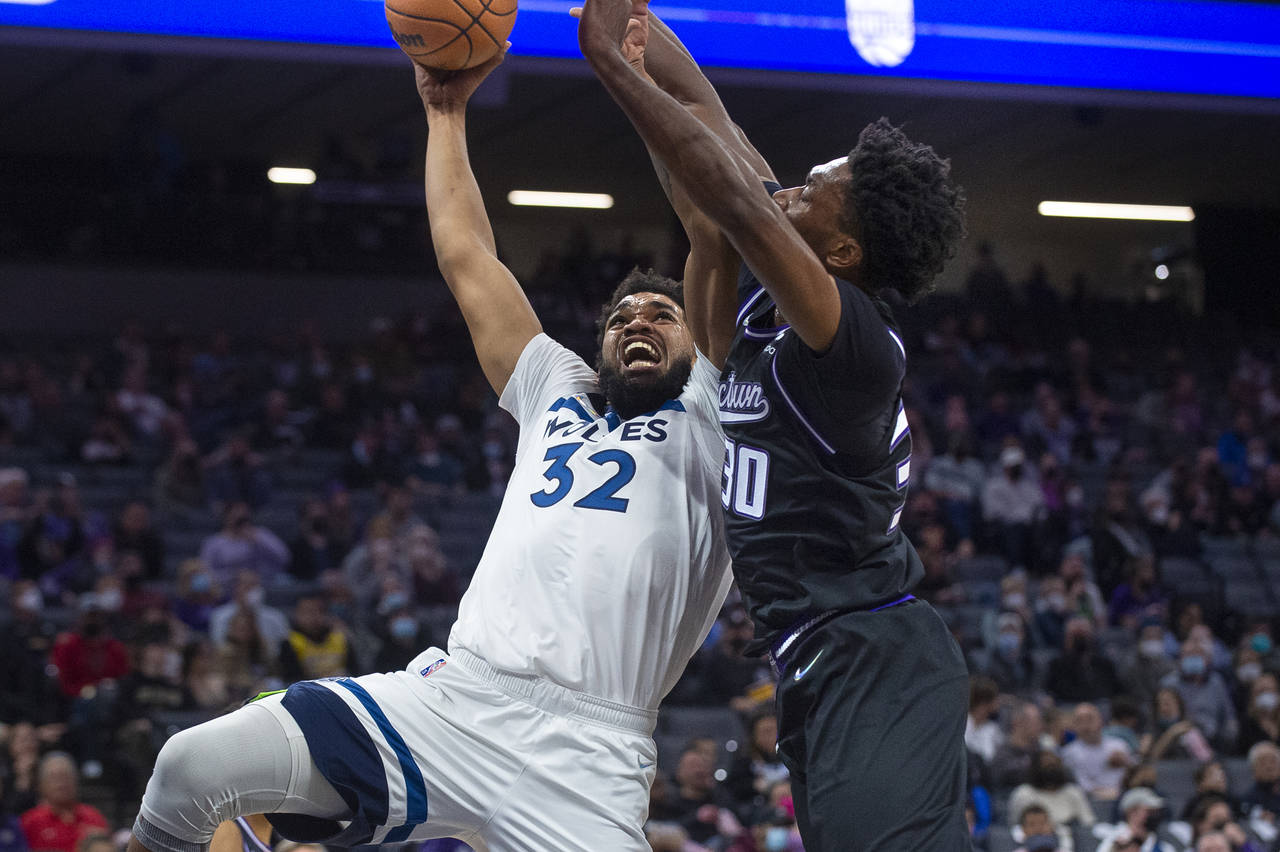 Minnesota Timberwolves center Karl-Anthony Towns (32) drives to the basket against Sacramento Kings...