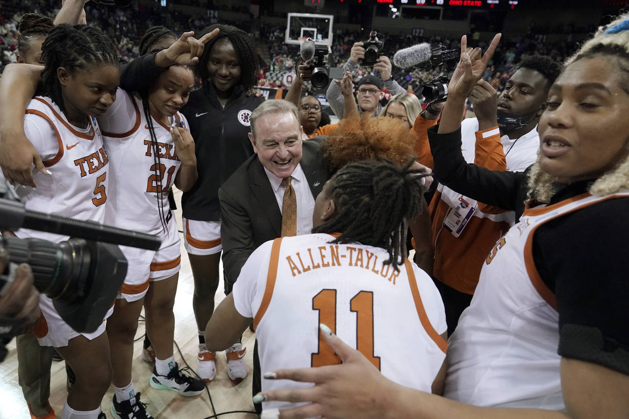 Texas head coach Vic Schaefer reacts with guard Joanne Allen-Taylor (11) as he huddles with his tea...