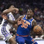 
              New York Knicks forward Julius Randle, right, drives to the basket while defended by Sacramento Kings Damien Jones, left, in the first quarter of an NBA basketball game in Sacramento, Calif., Monday, March 7, 2022. (AP Photo/José Luis Villegas)
            