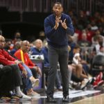 
              New Orleans Pelicans head coach Willie Green calls a play in the second half of an NBA basketball game against the Atlanta Hawks, Sunday, March 20, 2022, in Atlanta. (AP Photo/Brett Davis)
            