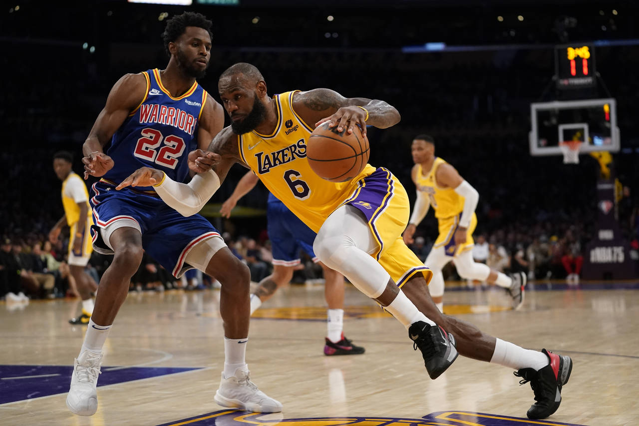Los Angeles Lakers forward LeBron James (6) drives against Golden State Warriors forward Andrew Wig...
