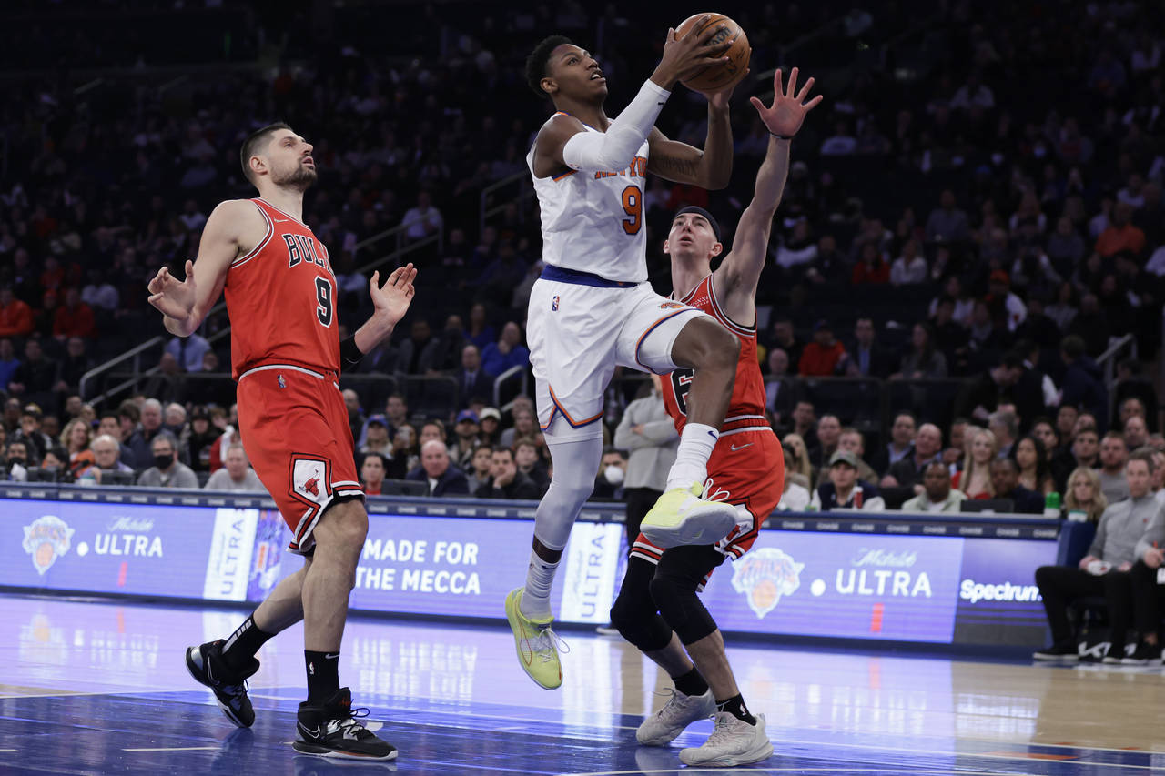New York Knicks guard RJ Barrett (9) drives to the basket past Chicago Bulls guard Alex Caruso, rig...