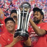 
              Houston head coach Kelvin Sampson holds up the championship trophy with forward J'Wan Roberts, right, and other players after they defeated Memphis in an NCAA college basketball game for the American Athletic Conference tournament championship in Fort Worth, Texas, Sunday, March 13, 2022. (AP Photo/LM Otero)
            