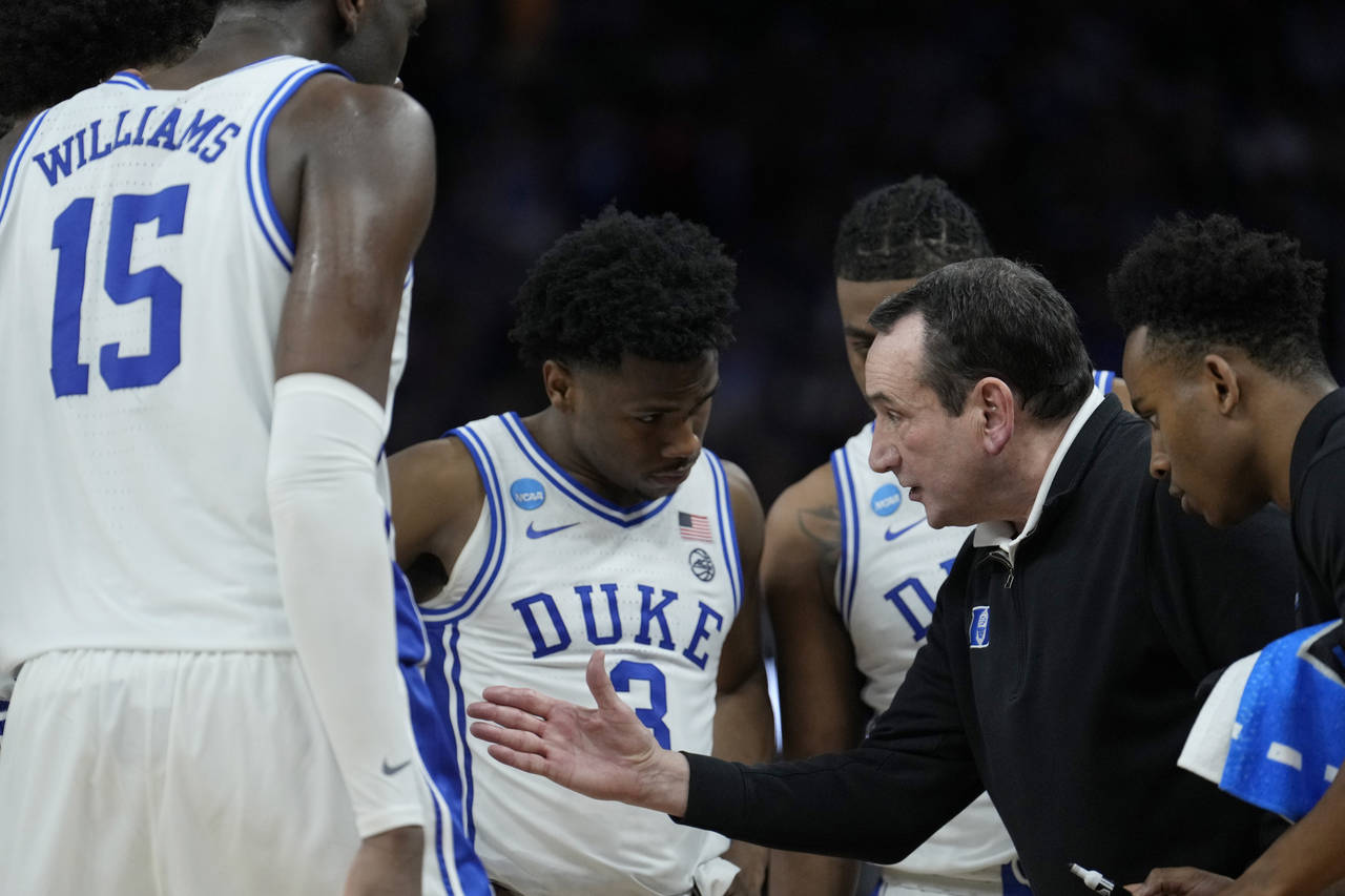 Duke head coach Mike Krzyzewski, second from right, huddles with players during the second half of ...