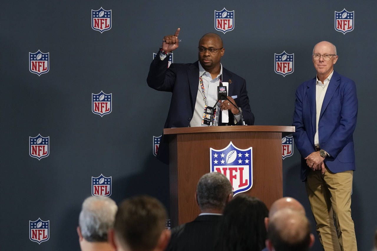 Troy Vincent, left, the NFL's executive vice president of football operations, and Rich McKay, pres...