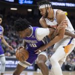 
              Sacramento Kings center Damian Jones (30) and Phoenix Suns center JaVale McGee (00) battle for position on the Kings offensive end in the first quarter of an NBA basketball game in Sacramento, Calif., Sunday, March 20, 2022. (AP Photo/José Luis Villegas)
            
