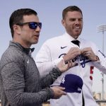 
              Los Angeles Dodgers president of baseball operations Andrew Friedman, left, announces the arrival of free agent Freddie Freeman during a news conference at spring training baseball, Friday, March 18, 2022, in Glendale, Ariz. (AP Photo/Charlie Riedel)
            