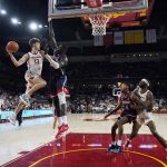 
              Southern California guard Drew Peterson (13) tries to past over Arizona center Oumar Ballo (11) during the first half of an NCAA college basketball game Tuesday, March 1, 2022, in Los Angeles. (AP Photo/Marcio Jose Sanchez)
            