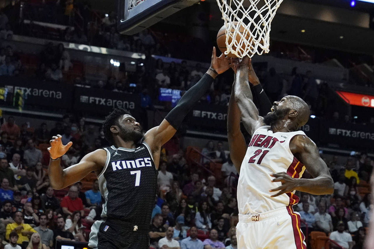 Miami Heat center Dewayne Dedmon (21) attempts to block a shot to the basket by Sacramento Kings fo...