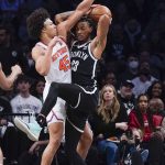
              New York Knicks' Jericho Sims, left, and Brooklyn Nets' Nic Claxton battles for a rebound during the first half of the NBA basketball game at the Barclays Center, Sunday, Mar. 13, 2022, in New York. (AP Photo/Seth Wenig)
            