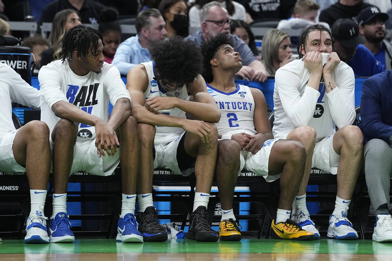 Kentucky players react on the bench at the end of a college basketball game against Saint Peter's i...
