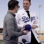 
              Los Angeles Dodgers president of baseball operations Andrew Friedman, left, announces the arrival of free agent Freddie Freeman during a news conference at spring training baseball, Friday, March 18, 2022, in Glendale, Ariz. (AP Photo/Charlie Riedel)
            