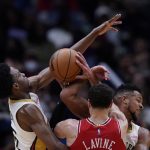 
              Chicago Bulls guard Zach LaVine battles under the basket with New Orleans Pelicans forward Herbert Jones, left, and guard CJ McCollum in the first half of an NBA basketball game in New Orleans, Thursday, March 24, 2022. (AP Photo/Gerald Herbert)
            